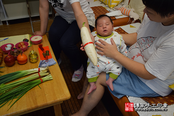 剃胎毛、滿月剃頭、嬰兒剃頭、嬰兒理髮、嬰兒剃髮、嬰兒剃胎毛、嬰兒滿月剃頭、寶寶剃頭、剃胎毛儀式、剃胎毛吉祥話、滿月剃頭儀式、滿月剃頭吉祥話、寶寶剃胎毛、寶寶滿月剃頭理髮、新北市三重區剃胎毛、新北市三重區滿月剃頭、新北市三重區嬰兒剃頭剃胎毛、新北市三重區嬰兒理髮、新北市嬰兒剃髮、游寶寶(新北市三重區到府嬰兒寶寶滿月剃頭理髮、免費到府嬰兒剃胎毛儀式吉祥話)。到府剃頭剃胎毛主持、專業拍照、DVD光碟、證書。★購買「臍帶章、肚臍章、胎毛筆刷印章」贈送：剃頭、收涎、抓周，三選一。2019.07.12照片14