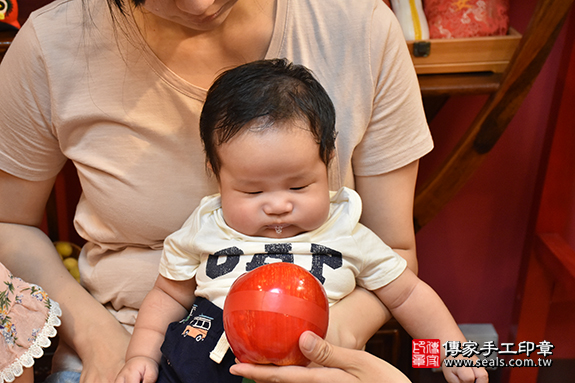 剃胎毛、滿月剃頭、嬰兒剃頭、嬰兒理髮、嬰兒剃髮、嬰兒剃胎毛、嬰兒滿月剃頭、寶寶剃頭、剃胎毛儀式、剃胎毛吉祥話、滿月剃頭儀式、滿月剃頭吉祥話、寶寶剃胎毛、寶寶滿月剃頭理髮、新北市永和區剃胎毛、新北市永和區滿月剃頭、新北市永和區嬰兒剃頭剃胎毛、新北市永和區嬰兒理髮、新北市嬰兒剃髮、葉寶寶新北市永和區到府嬰兒寶寶滿月剃頭理髮、免費到府嬰兒剃胎毛儀式吉祥話)。到府剃頭剃胎毛主持、專業拍照、DVD光碟、證書。★購買「臍帶章、肚臍章、胎毛筆刷印章」贈送：剃頭、收涎、抓周，三選一。2019.07.13照片9