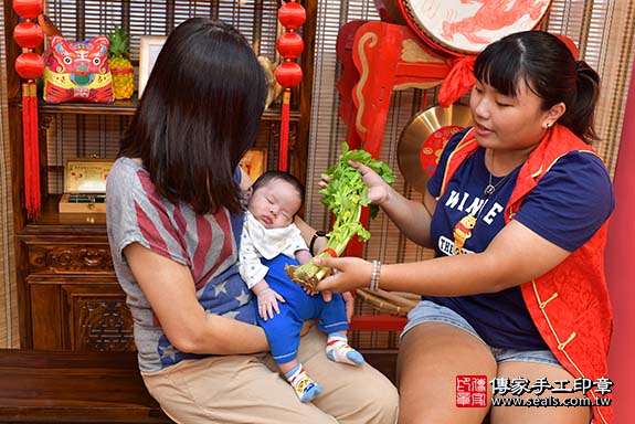 剃胎毛、滿月剃頭、嬰兒剃頭、嬰兒理髮、嬰兒剃髮、嬰兒剃胎毛、嬰兒滿月剃頭、寶寶剃頭、剃胎毛儀式、剃胎毛吉祥話、滿月剃頭儀式、滿月剃頭吉祥話、寶寶剃胎毛、寶寶滿月剃頭理髮、 高雄市鳳山區剃胎毛、高雄市鳳山區滿月剃頭、高雄市鳳山區嬰兒剃頭剃胎毛、高雄市鳳山區嬰兒理髮、高雄市嬰兒剃髮、黃寶寶(高雄市鳳山區嬰兒寶寶滿月剃頭理髮、免費嬰兒剃胎毛儀式吉祥話)。中國風會場，爸媽寶貝免費穿「日中韓」古裝禮服。專業拍照、DVD光碟、證書。★購買「臍帶章、肚臍章、胎毛筆刷印章」贈送：剃頭、收涎、抓周，三選一。2019.11.09 照片10