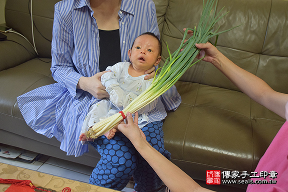 剃胎毛、滿月剃頭、嬰兒剃頭、嬰兒理髮、嬰兒剃髮、嬰兒剃胎毛、嬰兒滿月剃頭、寶寶剃頭、剃胎毛儀式、剃胎毛吉祥話、滿月剃頭儀式、滿月剃頭吉祥話、寶寶剃胎毛、寶寶滿月剃頭理髮、新北市樹林區剃胎毛、新北市樹林區滿月剃頭、新北市樹林區嬰兒剃頭剃胎毛、新北市樹林區嬰兒理髮、新北市嬰兒剃髮、邱寶寶(新北市樹林區到府嬰兒寶寶滿月剃頭理髮、免費到府嬰兒剃胎毛儀式吉祥話)。到府剃頭剃胎毛主持、專業拍照、DVD光碟、證書。★購買「臍帶章、肚臍章、胎毛筆刷印章」贈送：剃頭、收涎、抓周，三選一。2019.08.02照片12