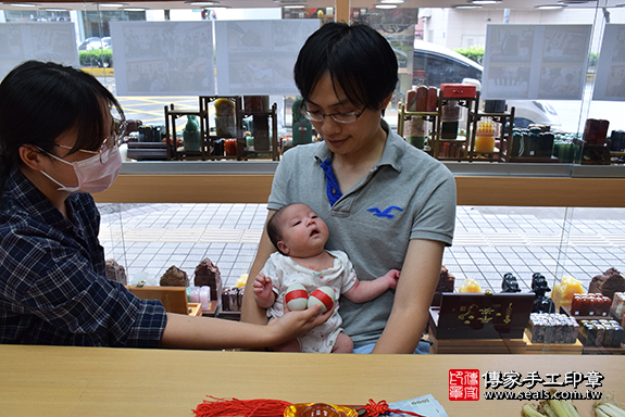 剃胎毛、滿月剃頭、嬰兒剃頭、嬰兒理髮、嬰兒剃髮、嬰兒剃胎毛、嬰兒滿月剃頭、寶寶剃頭、剃胎毛儀式、剃胎毛吉祥話、滿月剃頭儀式、滿月剃頭吉祥話、寶寶剃胎毛、寶寶滿月剃頭理髮、新竹縣香山區剃胎毛、新竹縣香山區滿月剃頭、新竹縣香山區嬰兒剃頭剃胎毛、新竹縣香山區嬰兒理髮、新竹縣嬰兒剃髮、陳寶寶(新竹縣香山區到府嬰兒寶寶滿月剃頭理髮、免費到府嬰兒剃胎毛儀式吉祥話)。到府剃頭剃胎毛主持、專業拍照、DVD光碟、證書。★購買「臍帶章、肚臍章、胎毛筆刷印章」贈送：剃頭、收涎、抓周，三選一。2019.07.06照片4