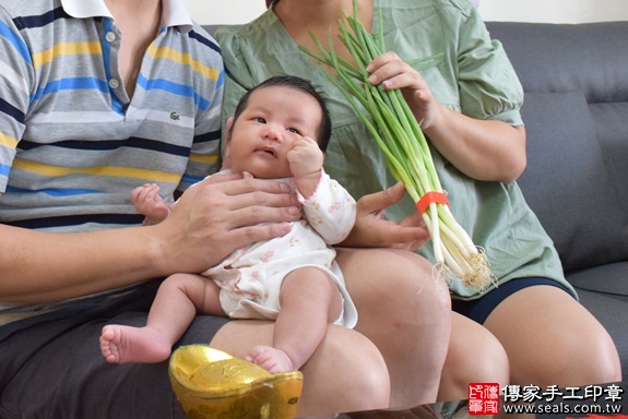 剃胎毛、滿月剃頭、嬰兒剃頭、嬰兒理髮、嬰兒剃髮、嬰兒剃胎毛、嬰兒滿月剃頭、寶寶剃頭、剃胎毛儀式、剃胎毛吉祥話、滿月剃頭儀式、滿月剃頭吉祥話、寶寶剃胎毛、寶寶滿月剃頭理髮、 桃園市龜山區剃胎毛、桃園市龜山區滿月剃頭、桃園市龜山區嬰兒剃頭剃胎毛、桃園市龜山區嬰兒理髮、新北市嬰兒剃髮、 陳寶寶(桃園市龜山區到府嬰兒寶寶滿月剃頭理髮、免費到府嬰兒剃胎毛儀式吉祥話)。到府剃頭剃胎毛主持、專業拍照、DVD光碟、證書。★購買「臍帶章、肚臍章、胎毛筆刷印章」贈送：剃頭、收涎、抓周，三選一。2019.11.02照片23