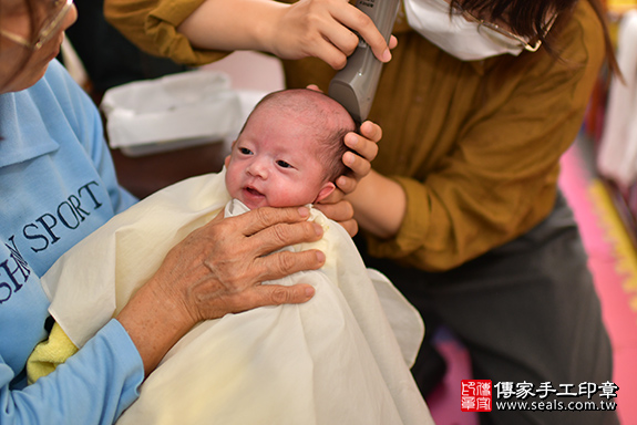 剃胎毛、滿月剃頭、嬰兒剃頭、嬰兒理髮、嬰兒剃髮、嬰兒剃胎毛、嬰兒滿月剃頭、寶寶剃頭、剃胎毛儀式、剃胎毛吉祥話、滿月剃頭儀式、滿月剃頭吉祥話、寶寶剃胎毛、寶寶滿月剃頭理髮、高雄市前鎮區剃胎毛、高雄市前鎮區滿月剃頭、高雄市前鎮區嬰兒剃頭剃胎毛、高雄市前鎮區嬰兒理髮、高雄市嬰兒剃髮、陳寶寶們(高雄市前鎮區到府嬰兒寶寶滿月剃頭理髮、免費到府嬰兒剃胎毛儀式吉祥話)。到府剃頭剃胎毛主持、專業拍照、DVD光碟、證書。★購買「臍帶章、肚臍章、胎毛筆刷印章」贈送：剃頭、收涎、抓周，三選一。2019.11.29照片20