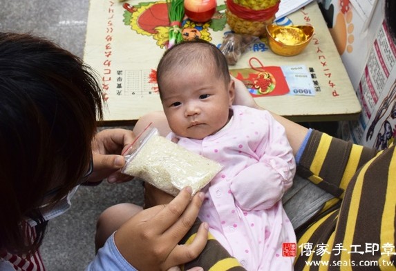 張寶寶(台中西區到府嬰兒寶寶滿月剃頭理髮、免費到府嬰兒剃胎毛儀式吉祥話)。到府剃頭剃胎毛主持、專業拍照、DVD光碟、證書。★購買「臍帶章、肚臍章、胎毛筆刷印章」贈送：剃頭、收涎、抓周，三選一。2015.12.13 照片3