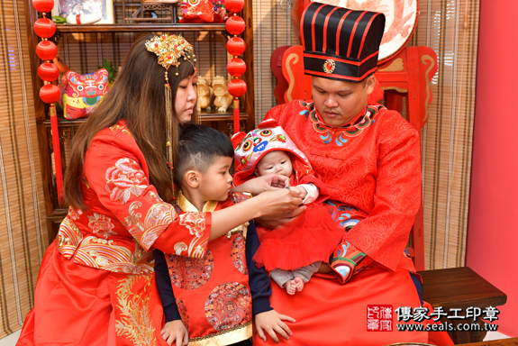 高雄市鳳山區邱寶寶古禮收涎祝福活動:寶寶戴【翡翠手鍊】：象徵(圓圓滿滿、財源廣進、諸事順利)。高雄店收涎。 照片1