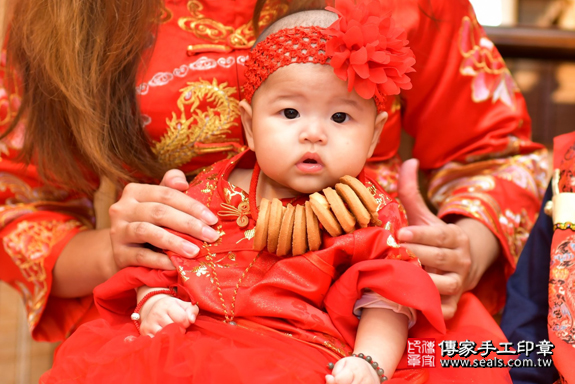 高雄市鳳山區邱寶寶古禮收涎祝福活動:為寶寶戴上收涎餅乾。照片6