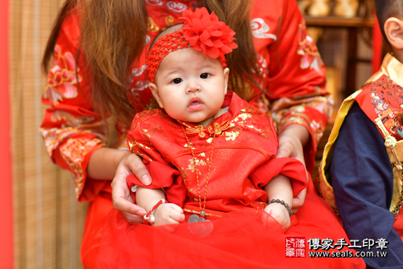 高雄市鳳山區邱寶寶古禮收涎祝福活動：收涎過程。照片2