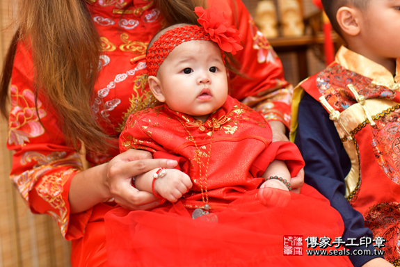 高雄市鳳山區邱寶寶古禮收涎祝福活動：收涎過程。照片6