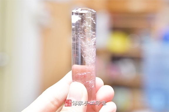 全手工噴砂印章：冰種紫水晶開運印章實際成品、印章作品分享、冰種紫水晶印章材質介紹。（銀行印鑑，一圓一方），傳家印章新竹店。2019.12.23圖片4