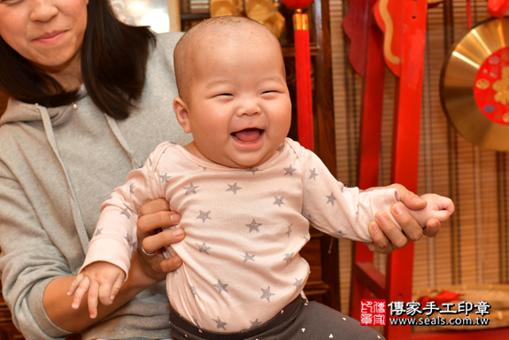 剃胎毛、滿月剃頭、嬰兒剃頭、嬰兒理髮、嬰兒剃髮、嬰兒剃胎毛、嬰兒滿月剃頭、寶寶剃頭、剃胎毛儀式、剃胎毛吉祥話、滿月剃頭儀式、滿月剃頭吉祥話、寶寶剃胎毛、寶寶滿月剃頭理髮、 高雄市鳳山區剃胎毛、高雄市鳳山區滿月剃頭、高雄市鳳山區嬰兒剃頭剃胎毛、高雄市鳳山區嬰兒理髮、高雄市嬰兒剃髮、 黃寶寶(高雄市鳳山區嬰兒寶寶滿月剃頭理髮、免費嬰兒剃胎毛儀式吉祥話)。中國風會場，爸媽寶貝免費穿「日中韓」古裝禮服。專業拍照、DVD光碟、證書。★購買「臍帶章、肚臍章、胎毛筆刷印章」贈送：剃頭、收涎、抓周，三選一。2019.12.19 照片27