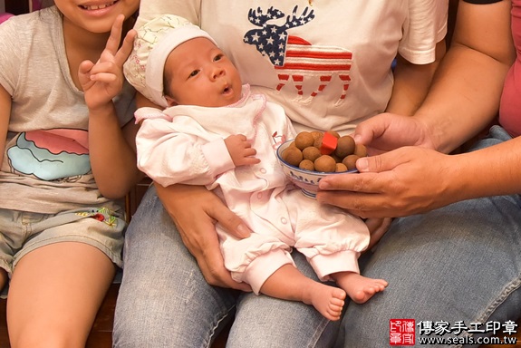 剃胎毛、滿月剃頭、嬰兒剃頭、嬰兒理髮、嬰兒剃髮、嬰兒剃胎毛、嬰兒滿月剃頭、寶寶剃頭、剃胎毛儀式、剃胎毛吉祥話、滿月剃頭儀式、滿月剃頭吉祥話、寶寶剃胎毛、寶寶滿月剃頭理髮、 新竹市香山區剃胎毛、新竹市香山區滿月剃頭、新竹市香山區嬰兒剃頭剃胎毛、新竹市香山區嬰兒理髮、新竹市嬰兒剃髮、 蔡寶寶(新竹香山區嬰兒寶寶滿月剃頭理髮、免費嬰兒剃胎毛儀式吉祥話)。中國風會場，爸媽寶貝免費穿「日中韓」古裝禮服。專業拍照、DVD光碟、證書。★購買「臍帶章、肚臍章、胎毛筆刷印章」贈送：剃頭、收涎、抓周，三選一。2019.10.11照片13