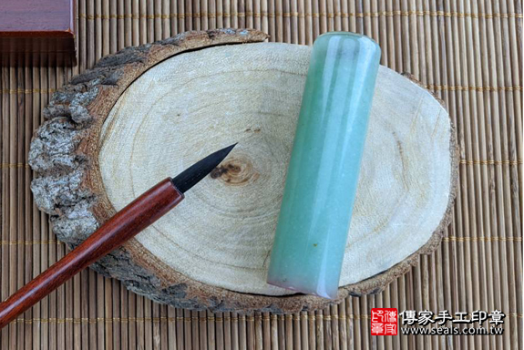 全手工噴砂印章：手鐲料東菱玉臍帶章實際成品、印章作品分享、手鐲料東菱玉印章材質介紹。（臍帶印章、肚臍章、肚臍印章，一圓一方）傳家手工印章高雄店。2020.01.05，照片1