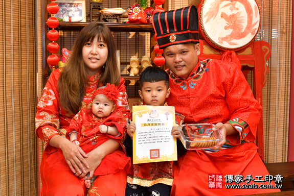 高雄市鳳山區邱寶寶古禮收涎祝福活動 : 頒發收涎證書。照片4