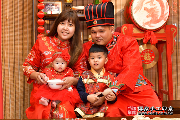 高雄市鳳山區邱寶寶古禮收涎祝福活動 : 【吃米飯】：讓寶寶豐衣足食，不愁吃穿。  吃米飯的收涎儀式，是讓孩子一生有飯可吃，衣食無虞。照片13