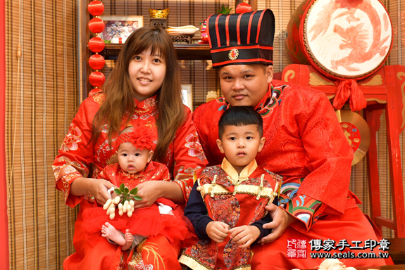 高雄市鳳山區邱寶寶古禮收涎祝福活動 : 【吃花生】：讓寶寶好事花生、長壽。  吃花生的收涎儀式，是讓孩子好事花生，長壽。照片15