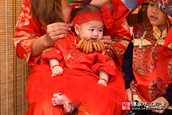 高雄市鳳山區邱寶寶古禮收涎祝福活動 : 為寶寶戴上收涎餅乾。照片26