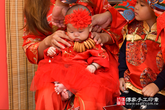 高雄市鳳山區邱寶寶古禮收涎祝福活動 : 為寶寶戴上收涎餅乾。照片27