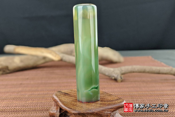 半手工噴砂印章：綠瑪瑙臍帶章實際成品、印章作品分享、綠瑪瑙印章材質介紹。（臍帶印章、肚臍章、肚臍印章，一圓一方）傳家手工印章高雄店。2020.01.12照片1