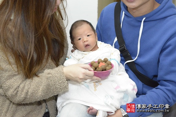 剃胎毛、滿月剃頭、嬰兒剃頭、嬰兒理髮、嬰兒剃髮、嬰兒剃胎毛、嬰兒滿月剃頭、寶寶剃頭、剃胎毛儀式、剃胎毛吉祥話、滿月剃頭儀式、滿月剃頭吉祥話、寶寶剃胎毛、寶寶滿月剃頭理髮、 新北市新莊區剃胎毛、新北市新莊區滿月剃頭、新北市新莊區嬰兒剃頭剃胎毛、新北市新莊區嬰兒理髮、新北市嬰兒剃髮、 褚寶寶(新北市新莊區到府嬰兒寶寶滿月剃頭理髮、免費到府嬰兒剃胎毛儀式吉祥話)。到府剃頭剃胎毛主持、專業拍照、DVD光碟、證書。★購買「臍帶章、肚臍章、胎毛筆刷印章」贈送：剃頭、收涎、抓周，三選一。2019.12.04照片13