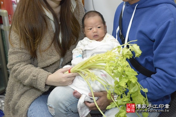 剃胎毛、滿月剃頭、嬰兒剃頭、嬰兒理髮、嬰兒剃髮、嬰兒剃胎毛、嬰兒滿月剃頭、寶寶剃頭、剃胎毛儀式、剃胎毛吉祥話、滿月剃頭儀式、滿月剃頭吉祥話、寶寶剃胎毛、寶寶滿月剃頭理髮、 新北市新莊區剃胎毛、新北市新莊區滿月剃頭、新北市新莊區嬰兒剃頭剃胎毛、新北市新莊區嬰兒理髮、新北市嬰兒剃髮、 褚寶寶(新北市新莊區到府嬰兒寶寶滿月剃頭理髮、免費到府嬰兒剃胎毛儀式吉祥話)。到府剃頭剃胎毛主持、專業拍照、DVD光碟、證書。★購買「臍帶章、肚臍章、胎毛筆刷印章」贈送：剃頭、收涎、抓周，三選一。2019.12.04照片21