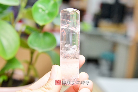 全手工噴砂印章：白水晶開運印章實際成品、印章作品分享、白水晶印章材質介紹。（銀行印鑑，一圓一方），傳家印章新竹店。2020.1.14圖片1