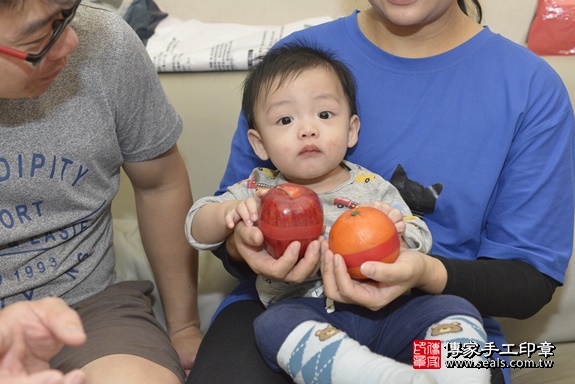 剃胎毛、滿月剃頭、嬰兒剃頭、嬰兒理髮、嬰兒剃髮、嬰兒剃胎毛、嬰兒滿月剃頭、寶寶剃頭、剃胎毛儀式、剃胎毛吉祥話、滿月剃頭儀式、滿月剃頭吉祥話、寶寶剃胎毛、寶寶滿月剃頭理髮、 新北市新莊區剃胎毛、新北市新莊區滿月剃頭、新北市新莊區嬰兒剃頭剃胎毛、新北市新莊區嬰兒理髮、新北市嬰兒剃髮、 謝寶寶(新北市新莊區到府嬰兒寶寶滿月剃頭理髮、免費到府嬰兒剃胎毛儀式吉祥話)。到府剃頭剃胎毛主持、專業拍照、DVD光碟、證書。★購買「臍帶章、肚臍章、胎毛筆刷印章」贈送：剃頭、收涎、抓周，三選一。2019.12.09照片15