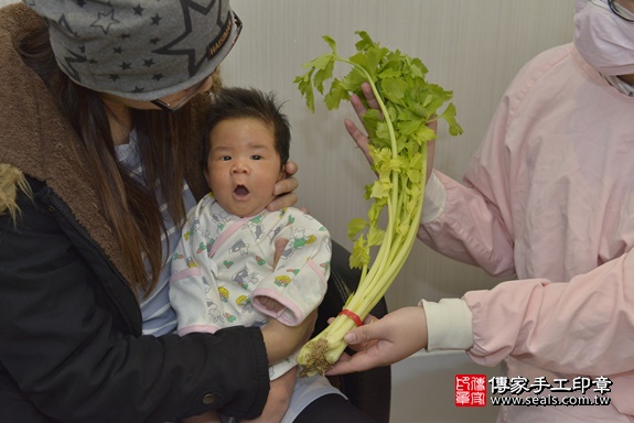 剃胎毛、滿月剃頭、嬰兒剃頭、嬰兒理髮、嬰兒剃髮、嬰兒剃胎毛、嬰兒滿月剃頭、寶寶剃頭、剃胎毛儀式、剃胎毛吉祥話、滿月剃頭儀式、滿月剃頭吉祥話、寶寶剃胎毛、寶寶滿月剃頭理髮、 桃園市桃園區剃胎毛、桃園市桃園區滿月剃頭、桃園市桃園區嬰兒剃頭剃胎毛、桃園市桃園區嬰兒理髮、桃園市嬰兒剃髮、 洪寶寶(桃園市桃園區到府嬰兒寶寶滿月剃頭理髮、免費到府嬰兒剃胎毛儀式吉祥話)。到府剃頭剃胎毛主持、專業拍照、DVD光碟、證書。★購買「臍帶章、肚臍章、胎毛筆刷印章」贈送：剃頭、收涎、抓周，三選一。2019.12.12照片29