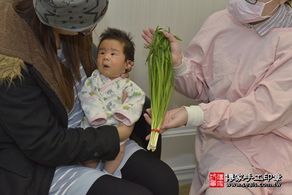 剃胎毛、滿月剃頭、嬰兒剃頭、嬰兒理髮、嬰兒剃髮、嬰兒剃胎毛、嬰兒滿月剃頭、寶寶剃頭、剃胎毛儀式、剃胎毛吉祥話、滿月剃頭儀式、滿月剃頭吉祥話、寶寶剃胎毛、寶寶滿月剃頭理髮、 桃園市桃園區剃胎毛、桃園市桃園區滿月剃頭、桃園市桃園區嬰兒剃頭剃胎毛、桃園市桃園區嬰兒理髮、桃園市嬰兒剃髮、 洪寶寶(桃園市桃園區到府嬰兒寶寶滿月剃頭理髮、免費到府嬰兒剃胎毛儀式吉祥話)。到府剃頭剃胎毛主持、專業拍照、DVD光碟、證書。★購買「臍帶章、肚臍章、胎毛筆刷印章」贈送：剃頭、收涎、抓周，三選一。2019.12.12照片26