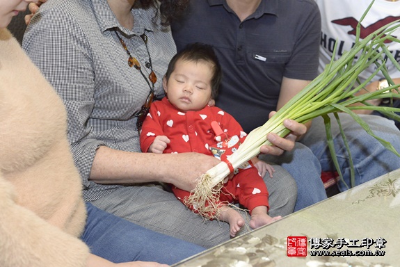 剃胎毛、滿月剃頭、嬰兒剃頭、嬰兒理髮、嬰兒剃髮、嬰兒剃胎毛、嬰兒滿月剃頭、寶寶剃頭、剃胎毛儀式、剃胎毛吉祥話、滿月剃頭儀式、滿月剃頭吉祥話、寶寶剃胎毛、寶寶滿月剃頭理髮、 新北市樹林區剃胎毛、新北市樹林區滿月剃頭、新北市樹林區嬰兒剃頭剃胎毛、新北市樹林區嬰兒理髮、新北市嬰兒剃髮、 蕭寶寶(新北市樹林區到府嬰兒寶寶滿月剃頭理髮、免費到府嬰兒剃胎毛儀式吉祥話)。到府剃頭剃胎毛主持、專業拍照、DVD光碟、證書。★購買「臍帶章、肚臍章、胎毛筆刷印章」贈送：剃頭、收涎、抓周，三選一。2019.12.13照片21