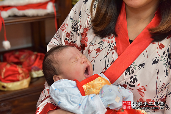 剃胎毛、滿月剃頭、嬰兒剃頭、嬰兒理髮、嬰兒剃髮、嬰兒剃胎毛、嬰兒滿月剃頭、寶寶剃頭、剃胎毛儀式、剃胎毛吉祥話、滿月剃頭儀式、滿月剃頭吉祥話、寶寶剃胎毛、寶寶滿月剃頭理髮、 新竹市香山區剃胎毛、新竹市香山區滿月剃頭、新竹市香山區嬰兒剃頭剃胎毛、新竹市香山區嬰兒理髮、新竹縣嬰兒剃髮、 柯寶寶(新竹香山區嬰兒寶寶滿月剃頭理髮、嬰兒剃胎毛儀式吉祥話)。中國風會場，爸媽寶貝穿「日中韓」古裝禮服。專業拍照、DVD光碟、證書。★購買「臍帶章、肚臍章、胎毛筆刷印章」贈送：剃頭、收涎、抓周，三選一。2019.11.07照片3