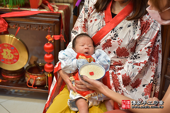 剃胎毛、滿月剃頭、嬰兒剃頭、嬰兒理髮、嬰兒剃髮、嬰兒剃胎毛、嬰兒滿月剃頭、寶寶剃頭、剃胎毛儀式、剃胎毛吉祥話、滿月剃頭儀式、滿月剃頭吉祥話、寶寶剃胎毛、寶寶滿月剃頭理髮、 新竹市香山區剃胎毛、新竹市香山區滿月剃頭、新竹市香山區嬰兒剃頭剃胎毛、新竹市香山區嬰兒理髮、新竹縣嬰兒剃髮、 柯寶寶(新竹香山區嬰兒寶寶滿月剃頭理髮、嬰兒剃胎毛儀式吉祥話)。中國風會場，爸媽寶貝穿「日中韓」古裝禮服。專業拍照、DVD光碟、證書。★購買「臍帶章、肚臍章、胎毛筆刷印章」贈送：剃頭、收涎、抓周，三選一。2019.11.07照片9