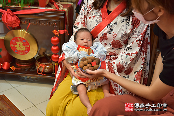 剃胎毛、滿月剃頭、嬰兒剃頭、嬰兒理髮、嬰兒剃髮、嬰兒剃胎毛、嬰兒滿月剃頭、寶寶剃頭、剃胎毛儀式、剃胎毛吉祥話、滿月剃頭儀式、滿月剃頭吉祥話、寶寶剃胎毛、寶寶滿月剃頭理髮、 新竹市香山區剃胎毛、新竹市香山區滿月剃頭、新竹市香山區嬰兒剃頭剃胎毛、新竹市香山區嬰兒理髮、新竹縣嬰兒剃髮、 柯寶寶(新竹香山區嬰兒寶寶滿月剃頭理髮、嬰兒剃胎毛儀式吉祥話)。中國風會場，爸媽寶貝穿「日中韓」古裝禮服。專業拍照、DVD光碟、證書。★購買「臍帶章、肚臍章、胎毛筆刷印章」贈送：剃頭、收涎、抓周，三選一。2019.11.07照片10