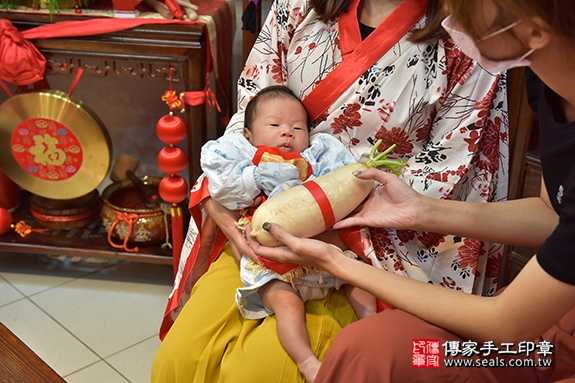 剃胎毛、滿月剃頭、嬰兒剃頭、嬰兒理髮、嬰兒剃髮、嬰兒剃胎毛、嬰兒滿月剃頭、寶寶剃頭、剃胎毛儀式、剃胎毛吉祥話、滿月剃頭儀式、滿月剃頭吉祥話、寶寶剃胎毛、寶寶滿月剃頭理髮、 新竹市香山區剃胎毛、新竹市香山區滿月剃頭、新竹市香山區嬰兒剃頭剃胎毛、新竹市香山區嬰兒理髮、新竹縣嬰兒剃髮、 柯寶寶(新竹香山區嬰兒寶寶滿月剃頭理髮、嬰兒剃胎毛儀式吉祥話)。中國風會場，爸媽寶貝穿「日中韓」古裝禮服。專業拍照、DVD光碟、證書。★購買「臍帶章、肚臍章、胎毛筆刷印章」贈送：剃頭、收涎、抓周，三選一。2019.11.07照片20