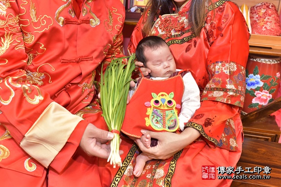 剃胎毛、滿月剃頭、嬰兒剃頭、嬰兒理髮、嬰兒剃髮、嬰兒剃胎毛、嬰兒滿月剃頭、寶寶剃頭、剃胎毛儀式、剃胎毛吉祥話、滿月剃頭儀式、滿月剃頭吉祥話、寶寶剃胎毛、寶寶滿月剃頭理髮、 新北市永和區剃胎毛、新北市永和區滿月剃頭、新北市永和區嬰兒剃頭剃胎毛、新北市永和區嬰兒理髮、新北市嬰兒剃髮、 張寶寶(新北市永和區嬰兒寶寶滿月剃頭理髮、嬰兒剃胎毛儀式吉祥話)。中國風會場，爸媽寶貝穿「日中韓」古裝禮服。專業拍照、DVD光碟、證書。★購買「臍帶章、肚臍章、胎毛筆刷印章」贈送：剃頭、收涎、抓周，三選一。2019.12.04照片20