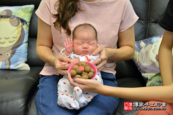 剃胎毛、滿月剃頭、嬰兒剃頭、嬰兒理髮、嬰兒剃髮、嬰兒剃胎毛、嬰兒滿月剃頭、寶寶剃頭、剃胎毛儀式、剃胎毛吉祥話、滿月剃頭儀式、滿月剃頭吉祥話、寶寶剃胎毛、寶寶滿月剃頭理髮、 新竹縣新豐鄉剃胎毛、新竹縣新豐鄉滿月剃頭、新竹縣新豐鄉嬰兒剃頭剃胎毛、新竹縣新豐鄉嬰兒理髮、新竹縣嬰兒剃髮、 黃寶寶(新竹新豐鄉嬰兒寶寶滿月剃頭理髮、嬰兒剃胎毛儀式吉祥話)。中國風會場，爸媽寶貝穿「日中韓」古裝禮服。專業拍照、DVD光碟、證書。★購買「臍帶章、肚臍章、胎毛筆刷印章」贈送：剃頭、收涎、抓周，三選一。2019.11.24照片13