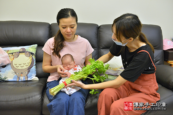 剃胎毛、滿月剃頭、嬰兒剃頭、嬰兒理髮、嬰兒剃髮、嬰兒剃胎毛、嬰兒滿月剃頭、寶寶剃頭、剃胎毛儀式、剃胎毛吉祥話、滿月剃頭儀式、滿月剃頭吉祥話、寶寶剃胎毛、寶寶滿月剃頭理髮、 新竹縣新豐鄉剃胎毛、新竹縣新豐鄉滿月剃頭、新竹縣新豐鄉嬰兒剃頭剃胎毛、新竹縣新豐鄉嬰兒理髮、新竹縣嬰兒剃髮、 黃寶寶(新竹新豐鄉嬰兒寶寶滿月剃頭理髮、嬰兒剃胎毛儀式吉祥話)。中國風會場，爸媽寶貝穿「日中韓」古裝禮服。專業拍照、DVD光碟、證書。★購買「臍帶章、肚臍章、胎毛筆刷印章」贈送：剃頭、收涎、抓周，三選一。2019.11.24照片18