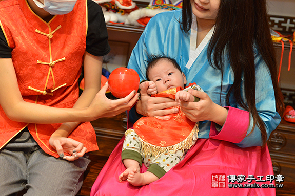 剃胎毛、滿月剃頭、嬰兒剃頭、嬰兒理髮、嬰兒剃髮、嬰兒剃胎毛、嬰兒滿月剃頭、寶寶剃頭、剃胎毛儀式、剃胎毛吉祥話、滿月剃頭儀式、滿月剃頭吉祥話、寶寶剃胎毛、寶寶滿月剃頭理髮、 新竹市香山區剃胎毛、新竹市香山區滿月剃頭、新竹市香山區嬰兒剃頭剃胎毛、新竹市香山區嬰兒理髮、新竹市嬰兒剃髮、 陳寶寶(新竹香山區嬰兒寶寶滿月剃頭理髮、嬰兒剃胎毛儀式吉祥話)。中國風會場，爸媽寶貝穿「日中韓」古裝禮服。專業拍照、DVD光碟、證書。★購買「臍帶章、肚臍章、胎毛筆刷印章」贈送：剃頭、收涎、抓周，三選一。2019.11.23照片13