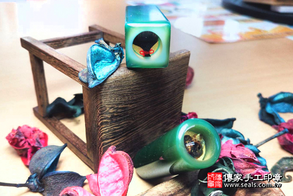 半手工噴砂印章：綠瑪瑙臍帶章實際成品、印章作品分享、綠瑪瑙印章材質介紹。（臍帶印章、肚臍章、肚臍印章，一圓一方）傳家手工印章高雄店。2020.01.16，照片10