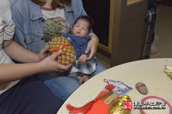 剃胎毛、滿月剃頭、嬰兒剃頭、嬰兒理髮、嬰兒剃髮、嬰兒剃胎毛、嬰兒滿月剃頭、寶寶剃頭、剃胎毛儀式、剃胎毛吉祥話、滿月剃頭儀式、滿月剃頭吉祥話、寶寶剃胎毛、寶寶滿月剃頭理髮、 新北市新莊區剃胎毛、新北市新莊區滿月剃頭、新北市新莊區嬰兒剃頭剃胎毛、新北市新莊區嬰兒理髮、新北市嬰兒剃髮、 陳寶寶(新北市新莊區到府嬰兒寶寶滿月剃頭理髮、到府嬰兒剃胎毛儀式吉祥話)。到府剃頭剃胎毛主持、專業拍照、DVD光碟、證書。★購買「臍帶章、肚臍章、胎毛筆刷印章」贈送：剃頭、收涎、抓周，三選一。2020.01.02照片28