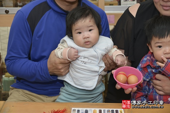 剃胎毛、滿月剃頭、嬰兒剃頭、嬰兒理髮、嬰兒剃髮、嬰兒剃胎毛、嬰兒滿月剃頭、寶寶剃頭、剃胎毛儀式、剃胎毛吉祥話、滿月剃頭儀式、滿月剃頭吉祥話、寶寶剃胎毛、寶寶滿月剃頭理髮、 新北市永和區剃胎毛、新北市永和區滿月剃頭、新北市永和區嬰兒剃頭剃胎毛、新北市永和區嬰兒理髮、新北市嬰兒剃髮、 陳寶寶(新北市永和區嬰兒寶寶滿月剃頭理髮、嬰兒剃胎毛儀式吉祥話)。中國風會場，爸媽寶貝穿「日中韓」古裝禮服。專業拍照、DVD光碟、證書。★購買「臍帶章、肚臍章、胎毛筆刷印章」贈送：剃頭、收涎、抓周，三選一。2019.12.15照片6