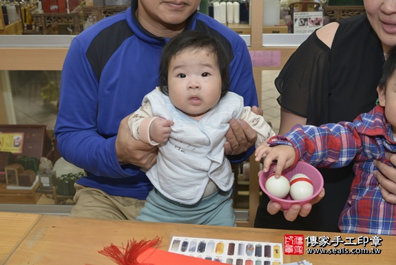 剃胎毛、滿月剃頭、嬰兒剃頭、嬰兒理髮、嬰兒剃髮、嬰兒剃胎毛、嬰兒滿月剃頭、寶寶剃頭、剃胎毛儀式、剃胎毛吉祥話、滿月剃頭儀式、滿月剃頭吉祥話、寶寶剃胎毛、寶寶滿月剃頭理髮、 新北市永和區剃胎毛、新北市永和區滿月剃頭、新北市永和區嬰兒剃頭剃胎毛、新北市永和區嬰兒理髮、新北市嬰兒剃髮、 陳寶寶(新北市永和區嬰兒寶寶滿月剃頭理髮、嬰兒剃胎毛儀式吉祥話)。中國風會場，爸媽寶貝穿「日中韓」古裝禮服。專業拍照、DVD光碟、證書。★購買「臍帶章、肚臍章、胎毛筆刷印章」贈送：剃頭、收涎、抓周，三選一。2019.12.15照片8