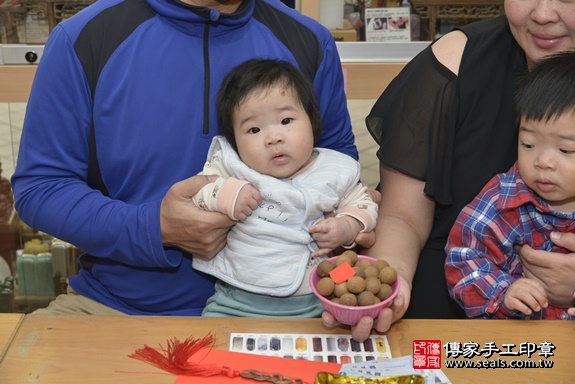 剃胎毛、滿月剃頭、嬰兒剃頭、嬰兒理髮、嬰兒剃髮、嬰兒剃胎毛、嬰兒滿月剃頭、寶寶剃頭、剃胎毛儀式、剃胎毛吉祥話、滿月剃頭儀式、滿月剃頭吉祥話、寶寶剃胎毛、寶寶滿月剃頭理髮、 新北市永和區剃胎毛、新北市永和區滿月剃頭、新北市永和區嬰兒剃頭剃胎毛、新北市永和區嬰兒理髮、新北市嬰兒剃髮、 陳寶寶(新北市永和區嬰兒寶寶滿月剃頭理髮、嬰兒剃胎毛儀式吉祥話)。中國風會場，爸媽寶貝穿「日中韓」古裝禮服。專業拍照、DVD光碟、證書。★購買「臍帶章、肚臍章、胎毛筆刷印章」贈送：剃頭、收涎、抓周，三選一。2019.12.15照片14