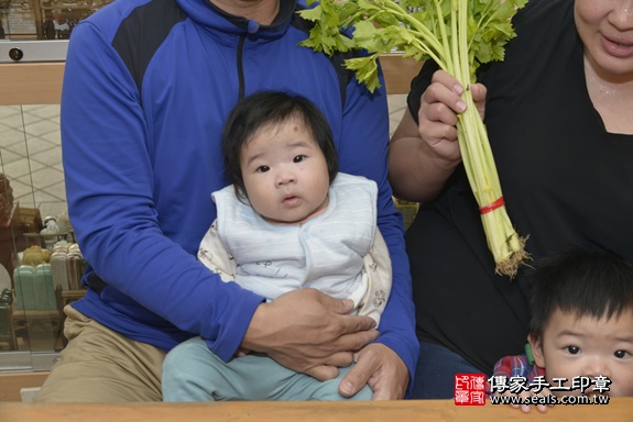 剃胎毛、滿月剃頭、嬰兒剃頭、嬰兒理髮、嬰兒剃髮、嬰兒剃胎毛、嬰兒滿月剃頭、寶寶剃頭、剃胎毛儀式、剃胎毛吉祥話、滿月剃頭儀式、滿月剃頭吉祥話、寶寶剃胎毛、寶寶滿月剃頭理髮、 新北市永和區剃胎毛、新北市永和區滿月剃頭、新北市永和區嬰兒剃頭剃胎毛、新北市永和區嬰兒理髮、新北市嬰兒剃髮、 陳寶寶(新北市永和區嬰兒寶寶滿月剃頭理髮、嬰兒剃胎毛儀式吉祥話)。中國風會場，爸媽寶貝穿「日中韓」古裝禮服。專業拍照、DVD光碟、證書。★購買「臍帶章、肚臍章、胎毛筆刷印章」贈送：剃頭、收涎、抓周，三選一。2019.12.15照片22