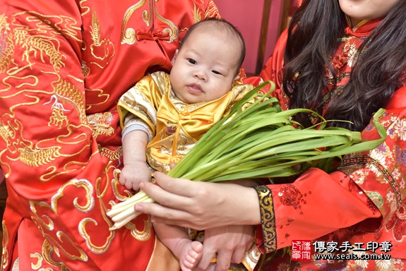 剃胎毛、滿月剃頭、嬰兒剃頭、嬰兒理髮、嬰兒剃髮、嬰兒剃胎毛、嬰兒滿月剃頭、寶寶剃頭、剃胎毛儀式、剃胎毛吉祥話、滿月剃頭儀式、滿月剃頭吉祥話、寶寶剃胎毛、寶寶滿月剃頭理髮、 新北市永和區剃胎毛、新北市永和區滿月剃頭、新北市永和區嬰兒剃頭剃胎毛、新北市永和區嬰兒理髮、新北市嬰兒剃髮、 莊寶寶(新北市永和區嬰兒寶寶滿月剃頭理髮、嬰兒剃胎毛儀式吉祥話)。中國風會場，爸媽寶貝穿「日中韓」古裝禮服。專業拍照、DVD光碟、證書。★購買「臍帶章、肚臍章、胎毛筆刷印章」贈送：剃頭、收涎、抓周，三選一。2020.01.12照片17