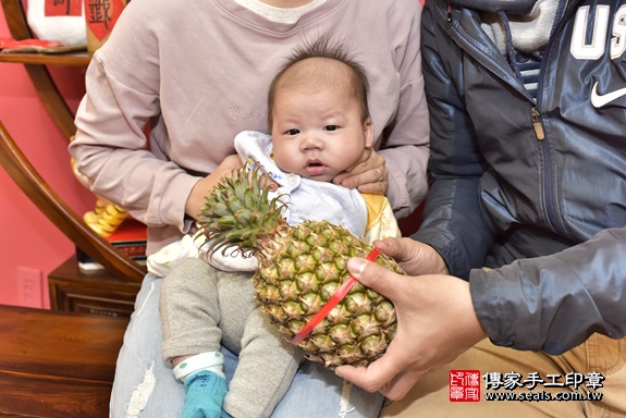 剃胎毛、滿月剃頭、嬰兒剃頭、嬰兒理髮、嬰兒剃髮、嬰兒剃胎毛、嬰兒滿月剃頭、寶寶剃頭、剃胎毛儀式、剃胎毛吉祥話、滿月剃頭儀式、滿月剃頭吉祥話、寶寶剃胎毛、寶寶滿月剃頭理髮、 新北市永和區剃胎毛、新北市永和區滿月剃頭、新北市永和區嬰兒剃頭剃胎毛、新北市永和區嬰兒理髮、新北市嬰兒剃髮、 盧寶寶(新北市永和區嬰兒寶寶滿月剃頭理髮、嬰兒剃胎毛儀式吉祥話)。中國風會場，爸媽寶貝穿「日中韓」古裝禮服。專業拍照、DVD光碟、證書。★購買「臍帶章、肚臍章、胎毛筆刷印章」贈送：剃頭、收涎、抓周，三選一。2020.01.12照片27