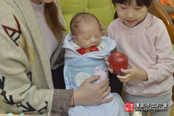 剃胎毛、滿月剃頭、嬰兒剃頭、嬰兒理髮、嬰兒剃髮、嬰兒剃胎毛、嬰兒滿月剃頭、寶寶剃頭、剃胎毛儀式、剃胎毛吉祥話、滿月剃頭儀式、滿月剃頭吉祥話、寶寶剃胎毛、寶寶滿月剃頭理髮、 新北市板橋區剃胎毛、新北市板橋區滿月剃頭、新北市板橋區嬰兒剃頭剃胎毛、新北市板橋區嬰兒理髮、新北市嬰兒剃髮、 陳豬仔(新北市板橋區到府嬰兒寶寶滿月剃頭理髮、到府嬰兒剃胎毛儀式吉祥話)。到府剃頭剃胎毛主持、專業拍照、DVD光碟、證書。★購買「臍帶章、肚臍章、胎毛筆刷印章」贈送：剃頭、收涎、抓周，三選一。2020.01.18照片15