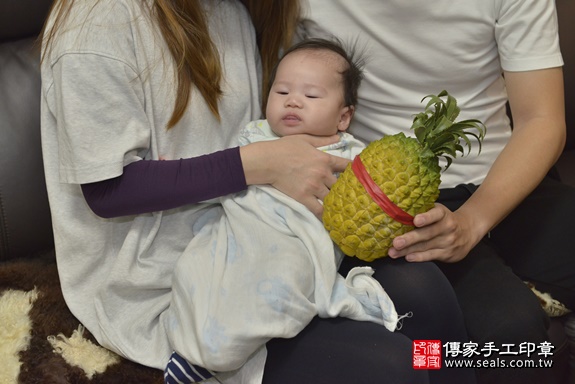 剃胎毛、滿月剃頭、嬰兒剃頭、嬰兒理髮、嬰兒剃髮、嬰兒剃胎毛、嬰兒滿月剃頭、寶寶剃頭、剃胎毛儀式、剃胎毛吉祥話、滿月剃頭儀式、滿月剃頭吉祥話、寶寶剃胎毛、寶寶滿月剃頭理髮、 新北市板橋區剃胎毛、新北市板橋區滿月剃頭、新北市板橋區嬰兒剃頭剃胎毛、新北市板橋區嬰兒理髮、新北市嬰兒剃髮、 余寶寶(新北市板橋區到府嬰兒寶寶滿月剃頭理髮、到府嬰兒剃胎毛儀式吉祥話)。到府剃頭剃胎毛主持、專業拍照、DVD光碟、證書。★購買「臍帶章、肚臍章、胎毛筆刷印章」贈送：剃頭、收涎、抓周，三選一。2020.01.18照片24