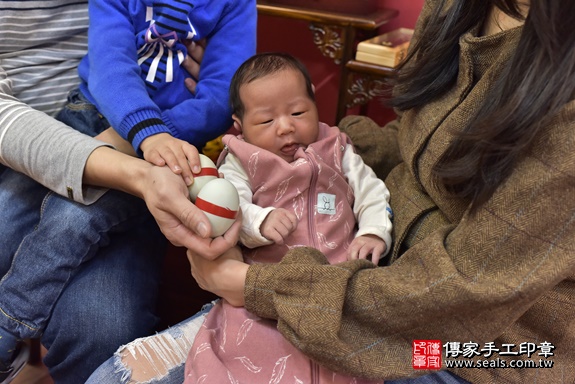 剃胎毛、滿月剃頭、嬰兒剃頭、嬰兒理髮、嬰兒剃髮、嬰兒剃胎毛、嬰兒滿月剃頭、寶寶剃頭、剃胎毛儀式、剃胎毛吉祥話、滿月剃頭儀式、滿月剃頭吉祥話、寶寶剃胎毛、寶寶滿月剃頭理髮、 新北市永和區剃胎毛、新北市永和區滿月剃頭、新北市永和區嬰兒剃頭剃胎毛、新北市永和區嬰兒理髮、新北市嬰兒剃髮、 林寶寶(新北市永和區嬰兒寶寶滿月剃頭理髮、嬰兒剃胎毛儀式吉祥話)。中國風會場，爸媽寶貝穿「日中韓」古裝禮服。專業拍照、DVD光碟、證書。★購買「臍帶章、肚臍章、胎毛筆刷印章」贈送：剃頭、收涎、抓周，三選一。2020.01.19照片6