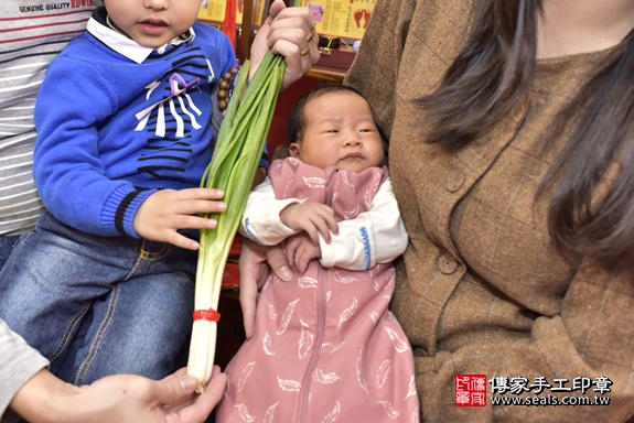 剃胎毛、滿月剃頭、嬰兒剃頭、嬰兒理髮、嬰兒剃髮、嬰兒剃胎毛、嬰兒滿月剃頭、寶寶剃頭、剃胎毛儀式、剃胎毛吉祥話、滿月剃頭儀式、滿月剃頭吉祥話、寶寶剃胎毛、寶寶滿月剃頭理髮、 新北市永和區剃胎毛、新北市永和區滿月剃頭、新北市永和區嬰兒剃頭剃胎毛、新北市永和區嬰兒理髮、新北市嬰兒剃髮、 林寶寶(新北市永和區嬰兒寶寶滿月剃頭理髮、嬰兒剃胎毛儀式吉祥話)。中國風會場，爸媽寶貝穿「日中韓」古裝禮服。專業拍照、DVD光碟、證書。★購買「臍帶章、肚臍章、胎毛筆刷印章」贈送：剃頭、收涎、抓周，三選一。2020.01.19照片28