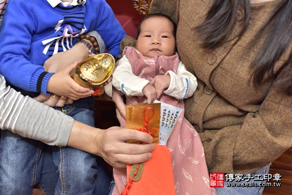 剃胎毛、滿月剃頭、嬰兒剃頭、嬰兒理髮、嬰兒剃髮、嬰兒剃胎毛、嬰兒滿月剃頭、寶寶剃頭、剃胎毛儀式、剃胎毛吉祥話、滿月剃頭儀式、滿月剃頭吉祥話、寶寶剃胎毛、寶寶滿月剃頭理髮、 新北市永和區剃胎毛、新北市永和區滿月剃頭、新北市永和區嬰兒剃頭剃胎毛、新北市永和區嬰兒理髮、新北市嬰兒剃髮、 林寶寶(新北市永和區嬰兒寶寶滿月剃頭理髮、嬰兒剃胎毛儀式吉祥話)。中國風會場，爸媽寶貝穿「日中韓」古裝禮服。專業拍照、DVD光碟、證書。★購買「臍帶章、肚臍章、胎毛筆刷印章」贈送：剃頭、收涎、抓周，三選一。2020.01.19照片34